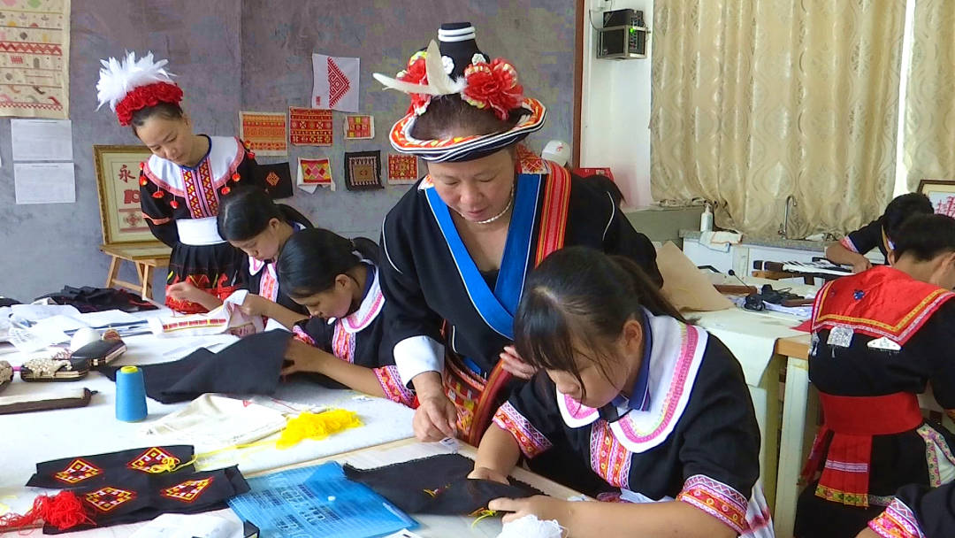 绣娘走进学校传授刺绣技艺（罗小奕摄）.jpg?x-oss-process=style/w10